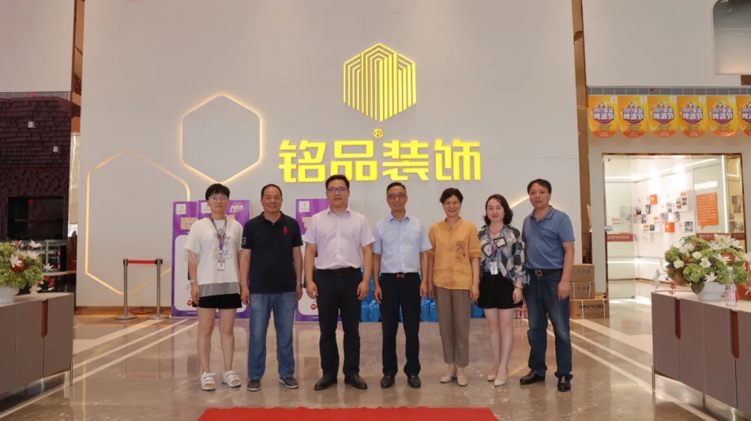 市總工會(huì)建設(shè)工會(huì)領(lǐng)導(dǎo)與銘品裝飾董事長張一良、管理中心總經(jīng)理牛瑜璇、工會(huì)主席田軍合影留念