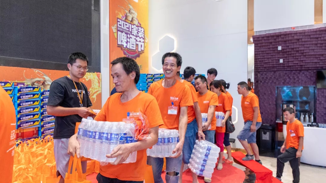 　在場(chǎng)的工人一箱啤酒一箱水，溫度再高也有“清涼”相伴