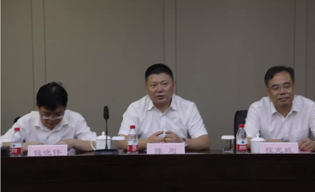 杭州聯(lián)通公司黨委委員、副總經(jīng)理陳剛先生（中）