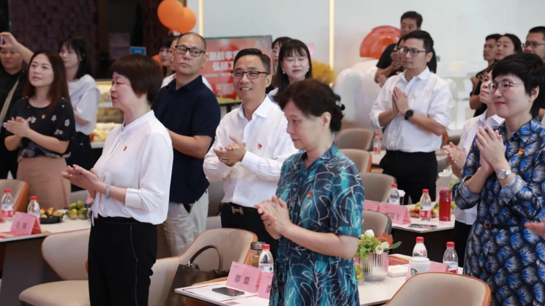 領(lǐng)導(dǎo)、行業(yè)來(lái)賓共唱《愛(ài)我中華》