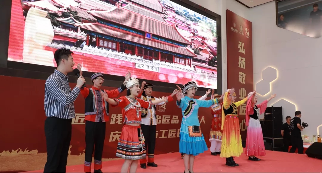 領(lǐng)導(dǎo)、行業(yè)來(lái)賓共唱《愛(ài)我中華》