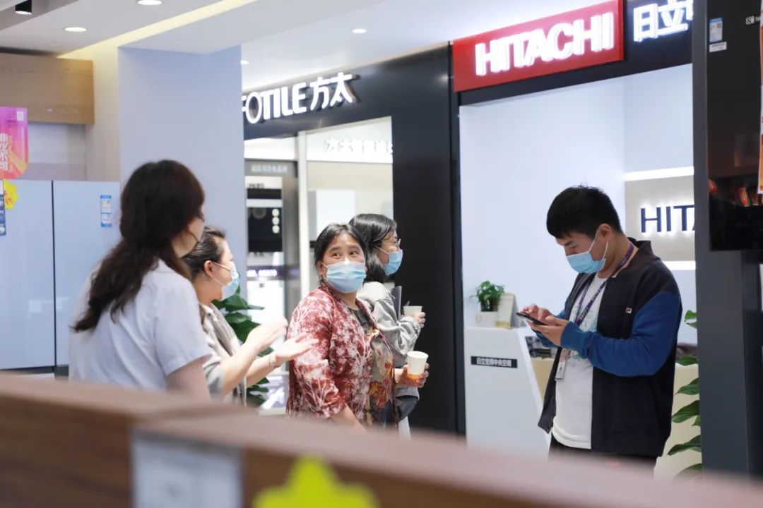 開業(yè)當(dāng)天 業(yè)主齊聚銘品裝飾 實(shí)地體驗(yàn)澎湃星城服務(wù)