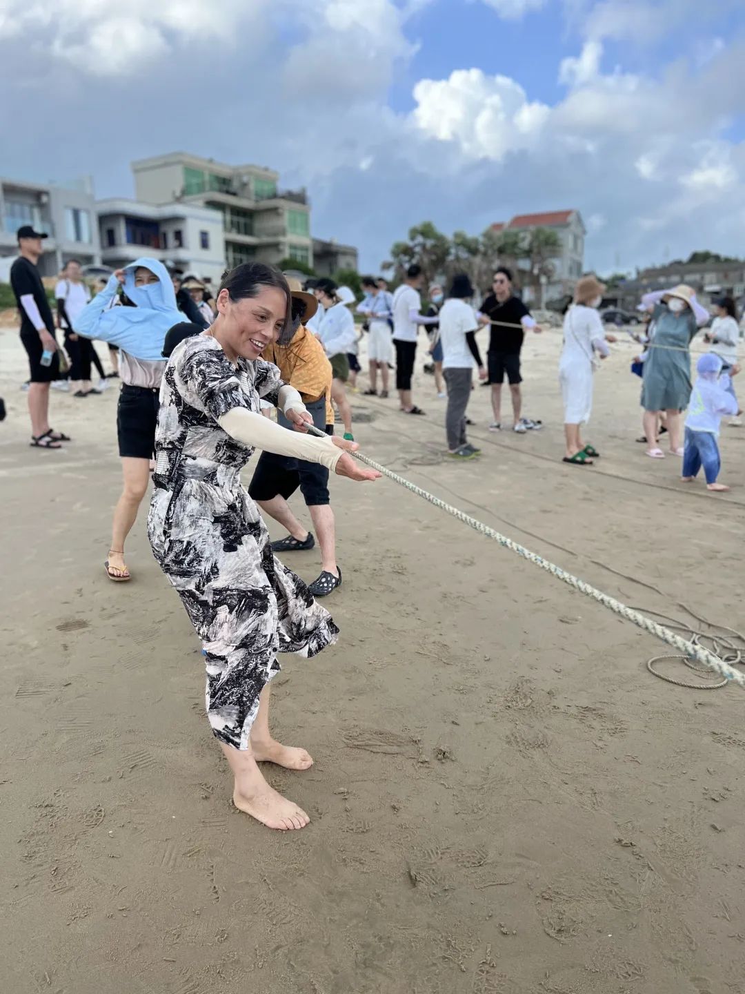熱愛生活，熱愛拼搏的銘品家人們，旅途中也少不了比賽，一場新鮮好玩的海邊拔河就此展開。
