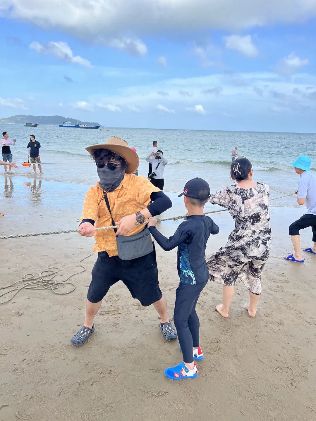 熱愛生活，熱愛拼搏的銘品家人們，旅途中也少不了比賽，一場新鮮好玩的海邊拔河就此展開。