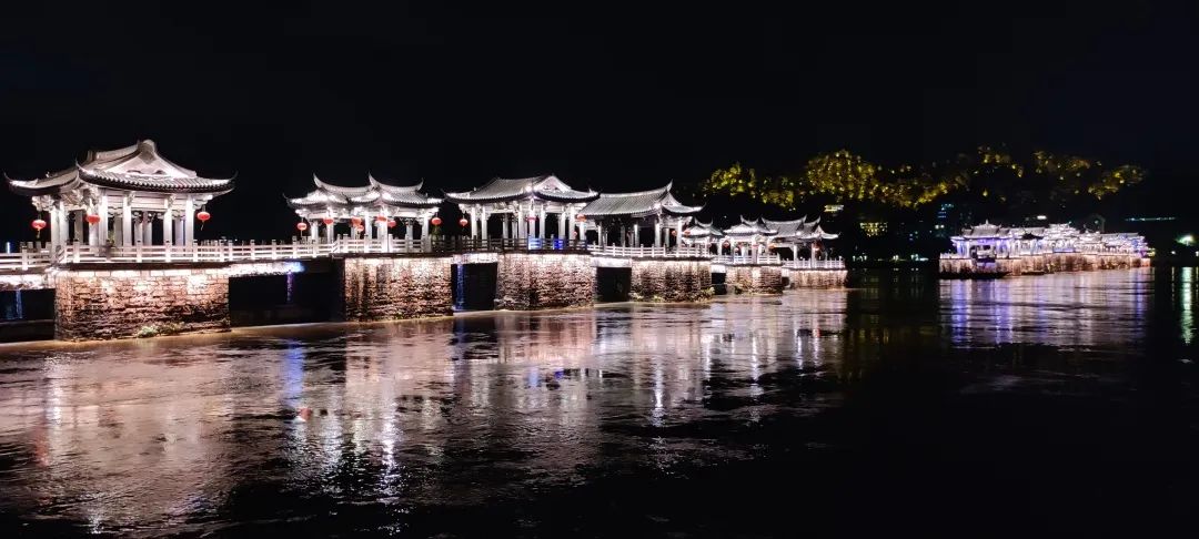 潮州古城樓的夜景，倒映一江水，如詩如畫。