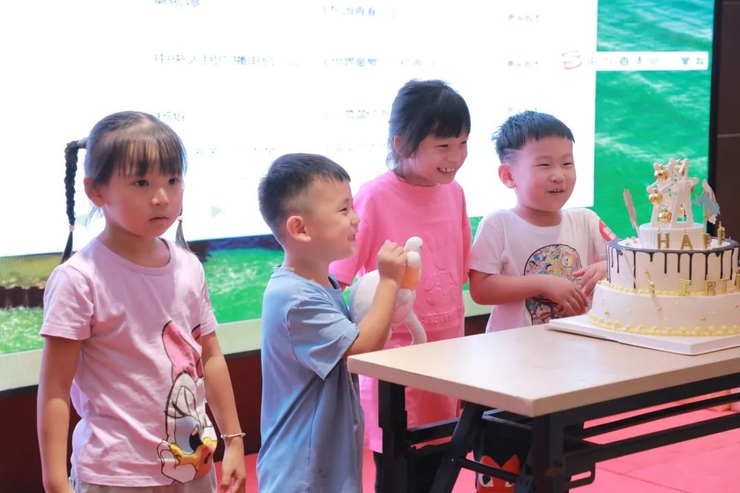 孩子們一起慶祝生日，切生日蛋糕