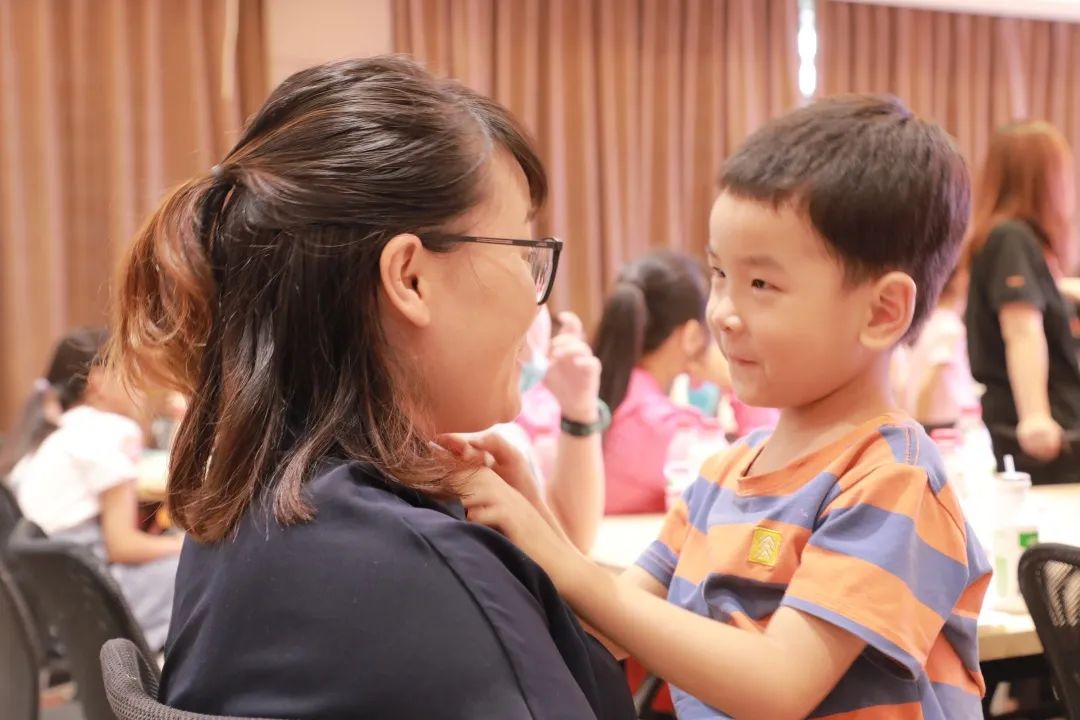孩子與父母擁抱的瞬間，永遠(yuǎn)是動人且溫暖的