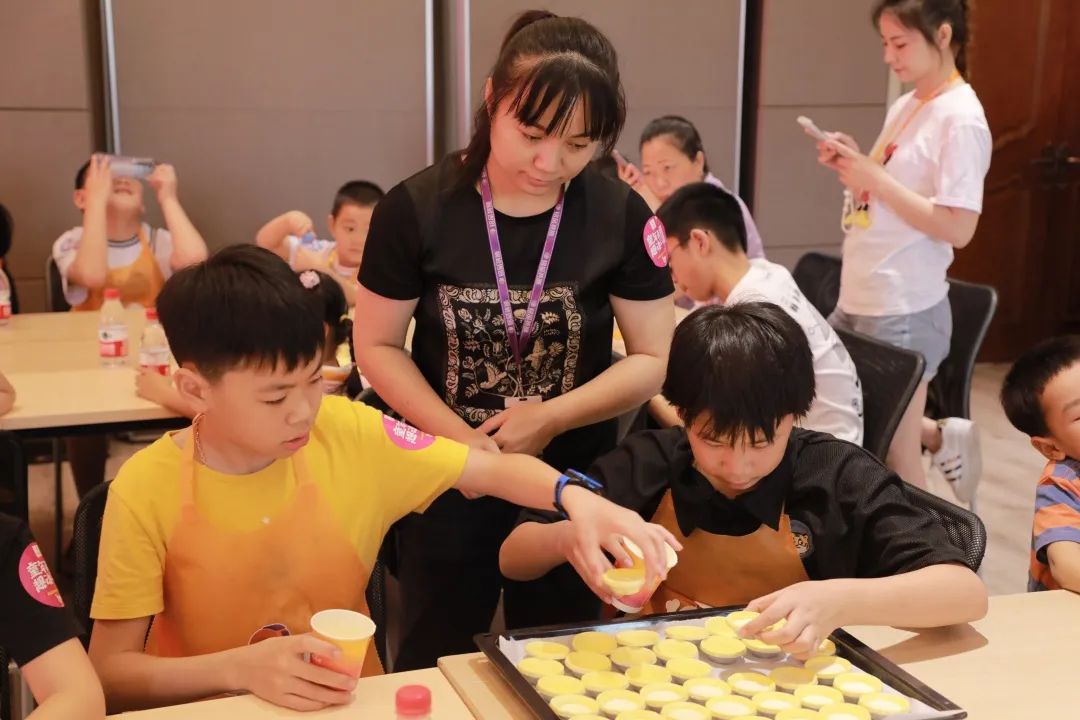 在銘品小課堂上，孩子們積極踴躍，學(xué)習(xí)成長