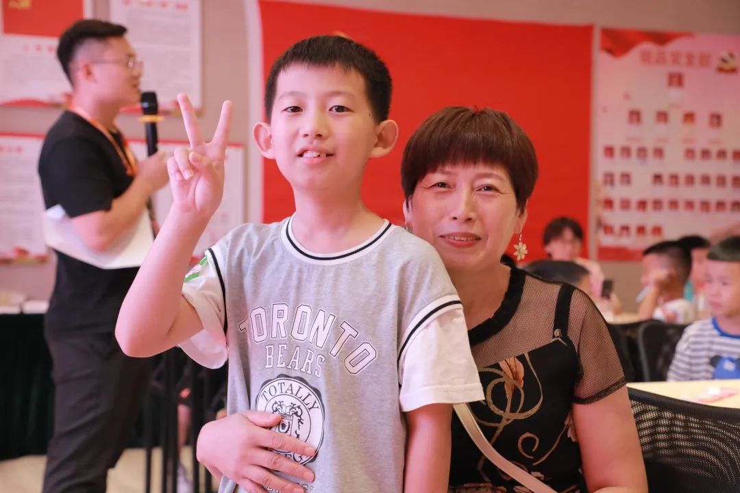來父母的工作單位參觀，先給自己比個耶！